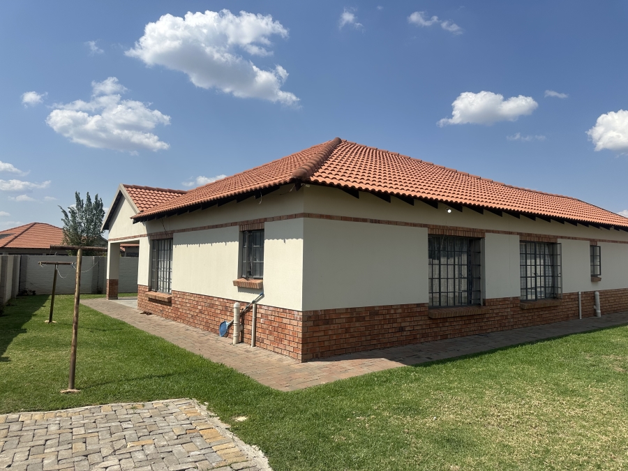 To Let 4 Bedroom Property for Rent in Hexrivier Lifestyle Estate North West